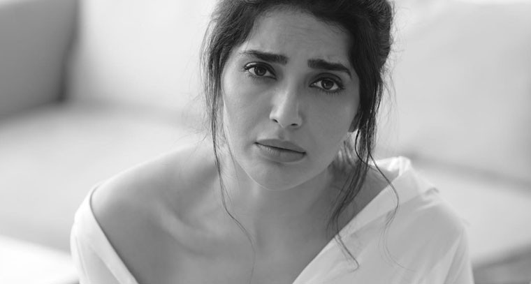 కరిష్మా తన్నా హాట్ స్టిల్ 