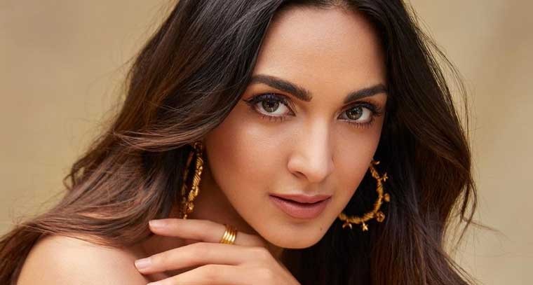 షార్ట్ స్కర్ట్‌లో బోల్డ్ గా కియారా అద్వానీ
