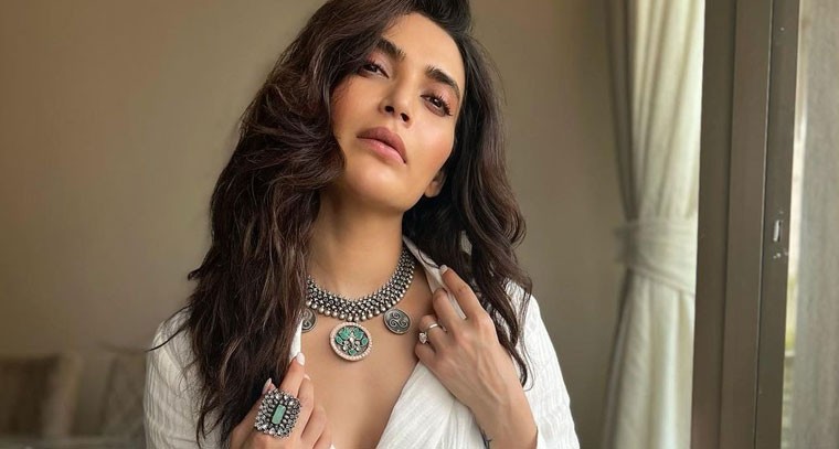 వైట్ డ్రెస్ లో స్టైలిష్ గా కరిష్మా తన్నా