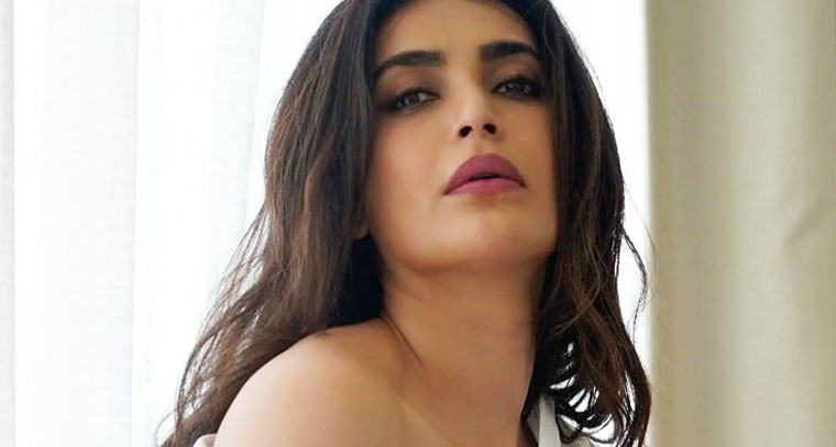 పొట్టి స్కర్ట్‌లో కరిష్మా తన్నాస్టిల్ !