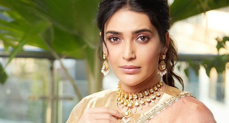 నిండైన చీరలో, ఆభరణాలతో కరిష్మా తన్నా !