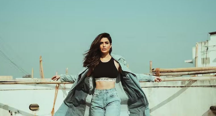  బోల్డ్ లుక్‌ లో కరిష్మా తన్నా