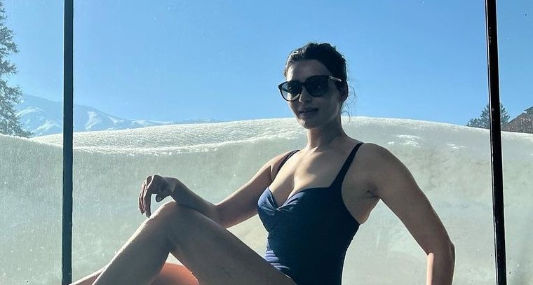 బ్లాక్ మోనోకి లో కరిష్మా తన్నా స్టిల్స్ 