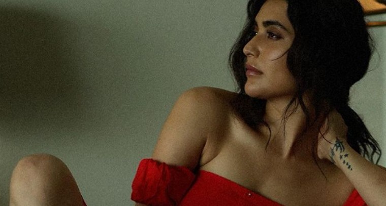 రెడ్ ఆఫ్ షోల్డర్ గౌను లో కరిష్మా తన్నా