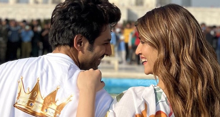 తాజమహల్ దగ్గర  కార్తీక్ ఆర్యన్ , కృతి సనన్‌ సందడి 