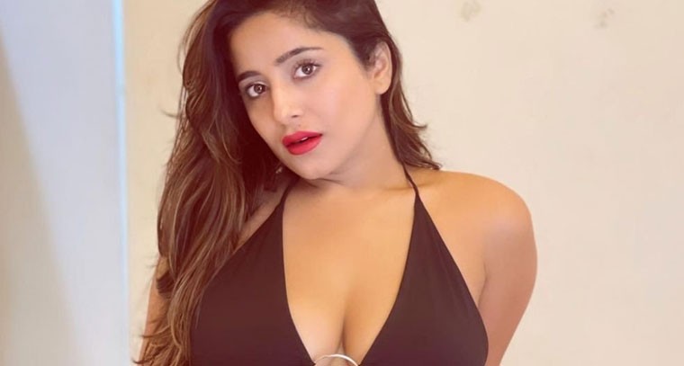 బ్లాక్ బికినీలో కేట్ శర్మ అందాల ప్రదర్శన