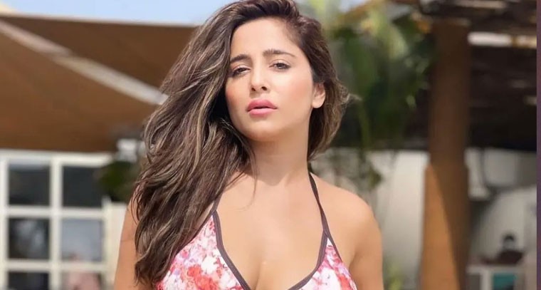 బికినీలో కేట్ శర్మ