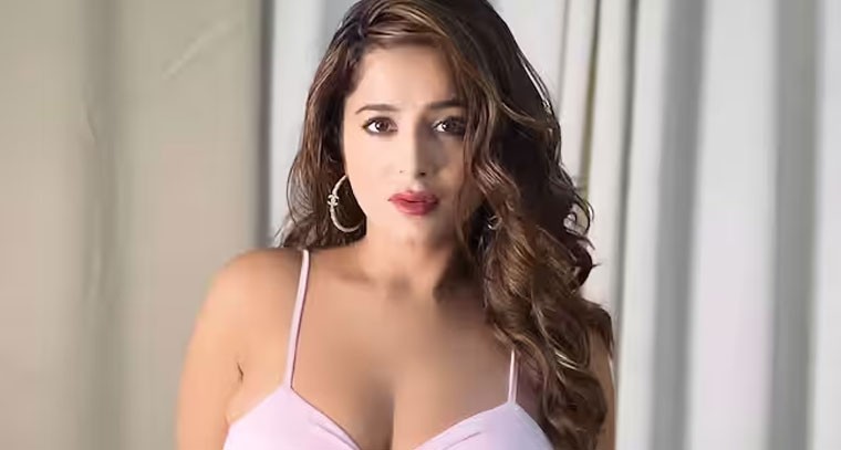  పింక్ బికినీ లుక్‌లో కేట్ శర్మ