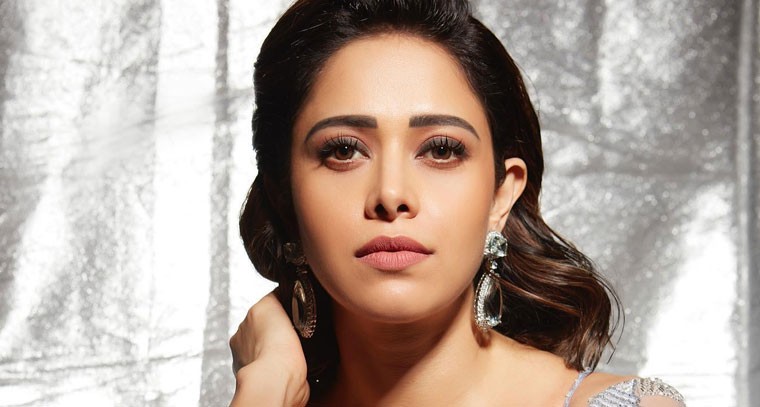 కారవ్యాన్‌ లో హీరోయిన్ డ్యాన్స్‌