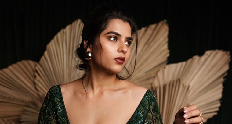 డార్క్ గ్రీన్ డ్రెస్ లో కావ్య కళ్యాణ్ రామ్ క్లీవేజ్ అందాలు