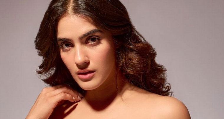 ఎద అందాలు ఆరబోస్తూ అబ్బా అనిపిస్తున్న కావ్య థాపర్ 