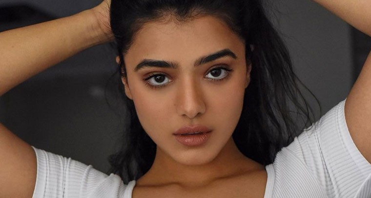  కేతికా శర్మ  మత్తెక్కించే అందాలు