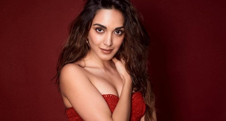 కియారా క్లీవేజ్ అందాల విందు