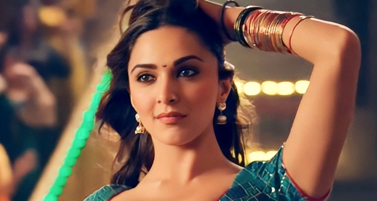 కిక్కెక్కించే ఫోజులతో  కియారా అద్వానీ