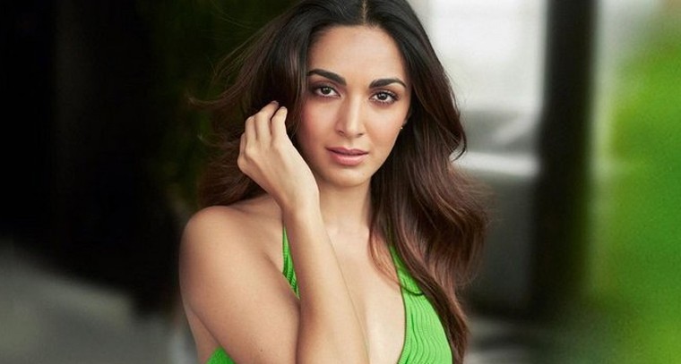 గ్రీన్ కలర్ ఫ్రంట్ కట్ డ్రెస్ లో కియారా