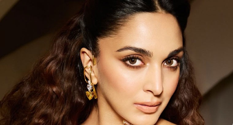 వైట్ కలర్ డ్రెస్‌లో  కియారా అద్వానీ 