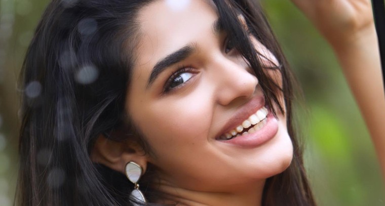 షార్ట్ ఫ్రాక్ లో సూపర్ హాట్ గా కృతి శెట్టి 