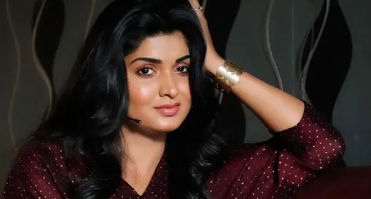 అవకాశమంటా కమిట్మెంట్ అడిగాడు: మాన్య ఆనంద్