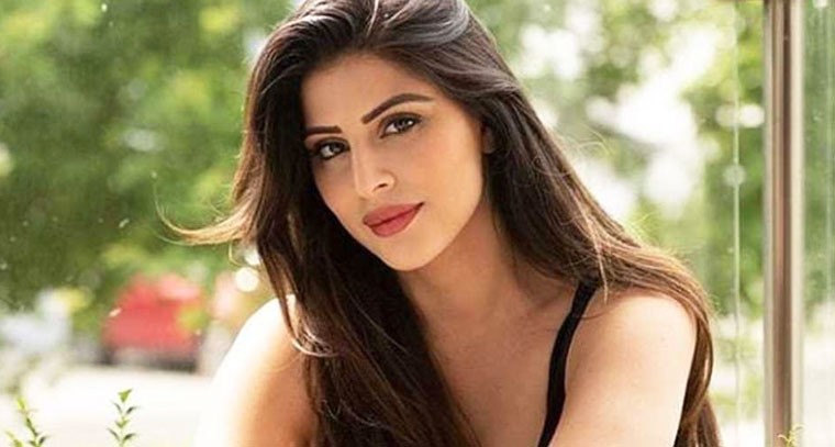  ఫిట్ విల్లా కవర్ పేజీపై కరిష్మా