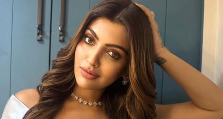  బోల్డ్ అండ్ గ్లామరస్ గా ఆకాంక్ష పూరి