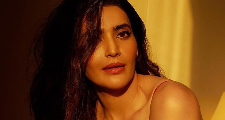 బెంచ్ మీద కూర్చొని కరిష్మా తన్నా కిల్లర్ పోజులు