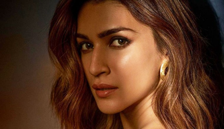 వన్ షోల్డర్ థాయ్ హై స్లిట్ డ్రెస్ లో కృతి సనన్ !