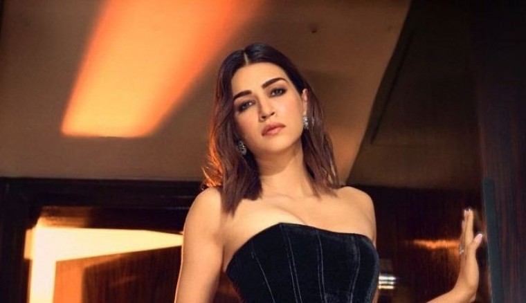 థైస్ అందాలతో కృతిసనన్ 