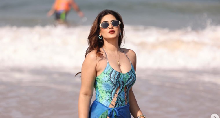బీచ్‌లో రెచ్చిపోయిన  మోడల్ కరిష్మా శర్మ