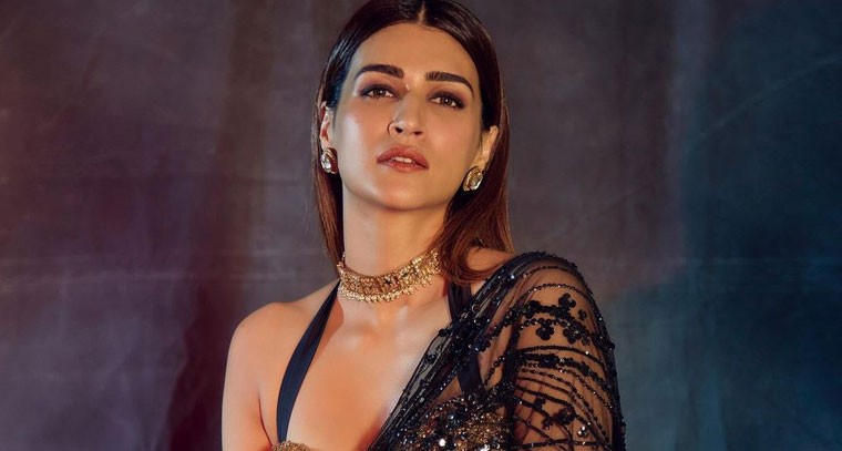 బ్లాక్ శారీ లో  కృతి సనన్ !