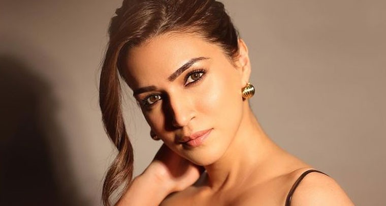 కృతి సనన్ ఓ రేంజ్ లో అందాల ఆరబోత