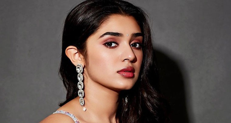 రెడ్ డ్రెస్ లో కృతి శెట్టి గ్లామర్ మెరుపులు !