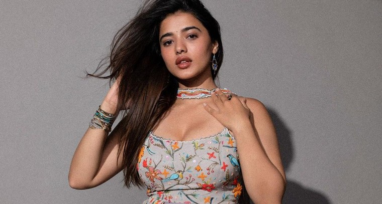 కేతిక శర్మ ఫొటోస్ పై నెటిజన్లు కొంటె కామెంట్స్ 