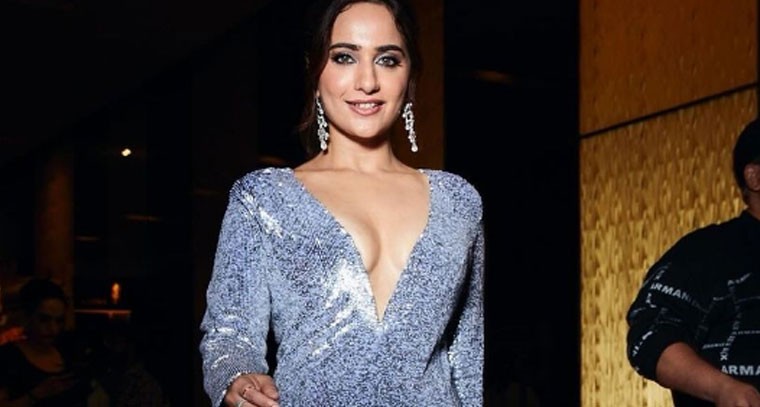 సిల్వర్ కలర్ గౌనులో కుషా కపిల