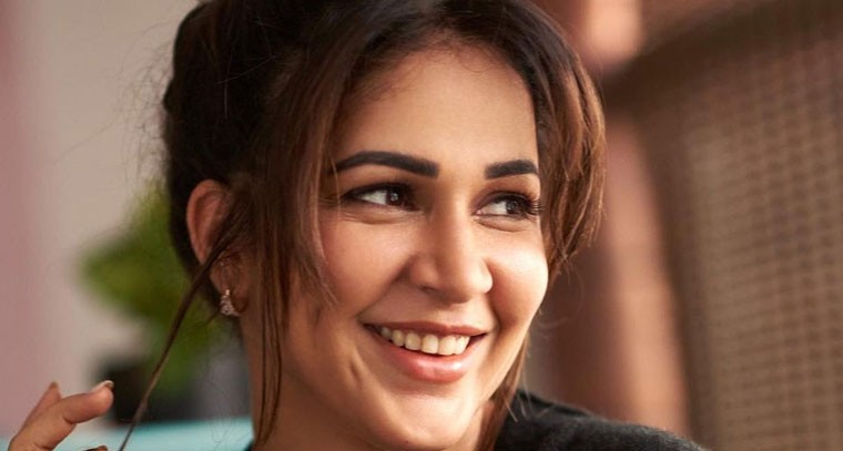  గ్లామర్ షో చేస్తున్న లావణ్య త్రిపాఠి