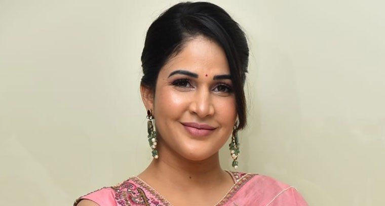 మా ఫ్యామిలీని ఎవరైనా ఏమన్నా అంటే నేను ఊరుకోను - లావణ్య త్రిపాఠి