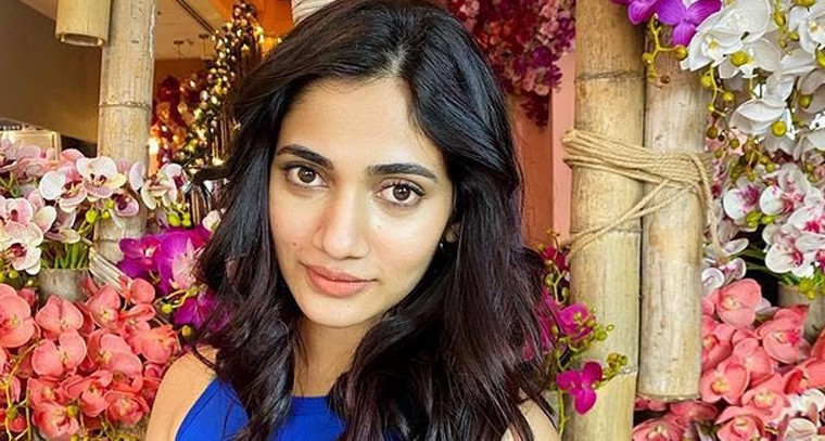 మినీ డ్రెస్ లో లోస్లియా మరియనేసన్ !