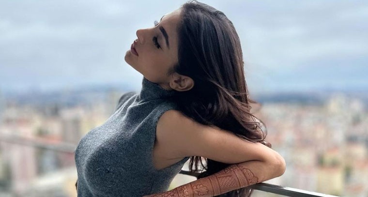 మౌని రాయ్ సిజ్లింగ్ లుక్‌ !