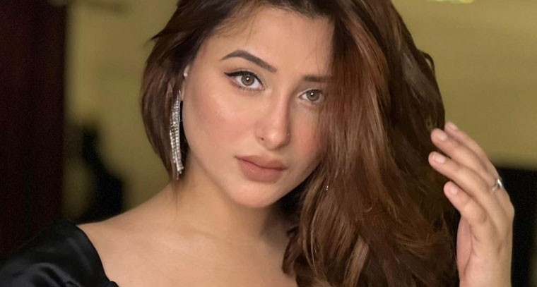 బ్లాక్ డ్రెస్ లో  క‌వ్విస్తున్నమహీరా శర్మ 