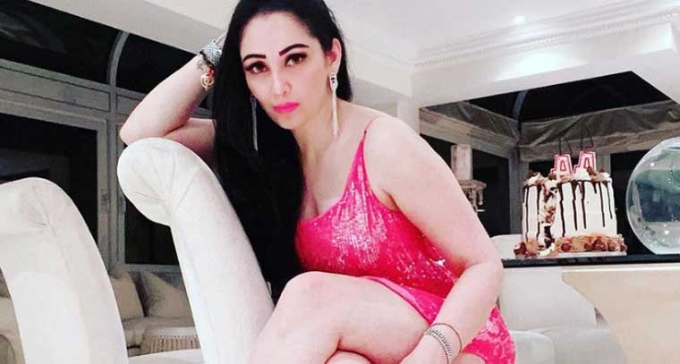 పింక్ డ్రెస్‌లో హాట్ గా  మాన్యతా దత్ ... ఫొటోస్ 