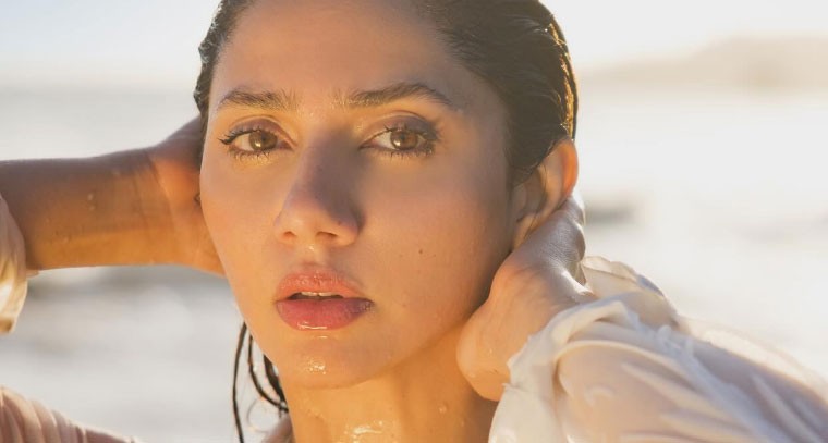 బీచ్‌లో మహిరా ఖాన్ హాట్ అవతార్‌ !