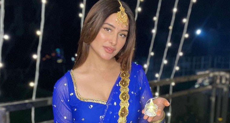 మహీరా శర్మ దీపావళి లుక్‌ !