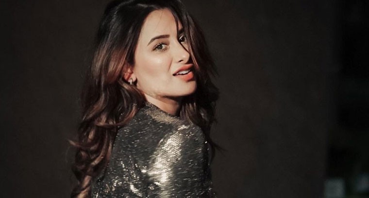 షార్ట్ డ్రెస్ లో మహీరా శర్మ