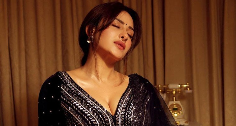 బ్లాక్ శారీలో కేక పుట్టిస్తున్న మహీరా శర్మ