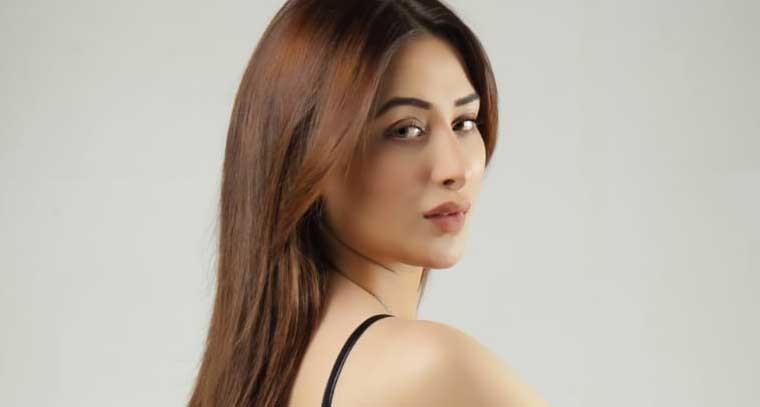 బ్లాక్ డ్రెస్ లో మహిరా శర్మ...ఫొటోస్ 