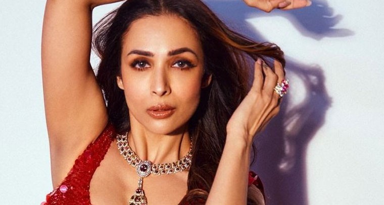 రెడ్‌ శారీలో మైండ్‌ బ్లాక్‌ చేస్తున్న మలైకా అందాలు