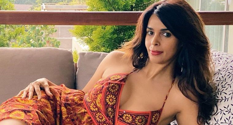 ప్రింటెడ్ డీప్ నెక్ గౌను లో  మల్లికా షెరావత్  