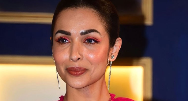  రెడ్ డ్రెస్ లో స్టైలిష్  గా మలైకా అరోరా