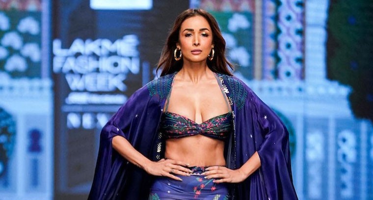 బ్లూ స్కర్ట్ లో మలైకా అరోరా ర్యాంప్ వాక్