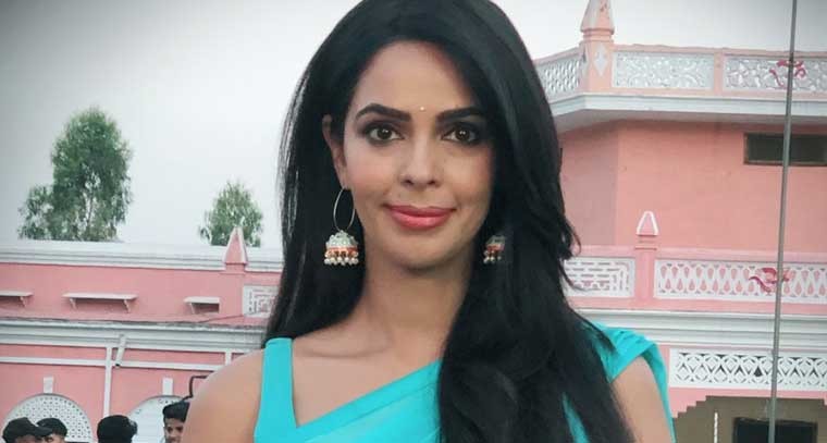గ్రీన్ కలర్ ప్రింటెడ్ లో మల్లికా షెరావత్ 