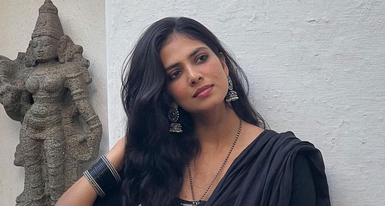 బ్లాక్‌ శారీలో మాళవిక మోహనన్‌ హోయలు